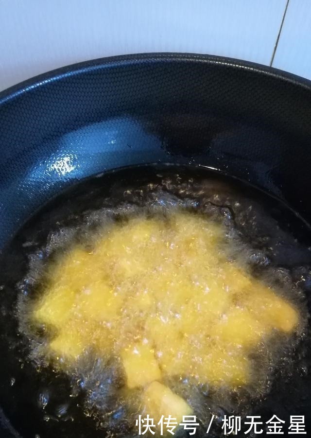 好吃|小吃摊上的炒臭豆腐一点也不差,外面烧焦,里面嫩,很好吃