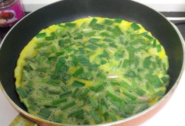 卖了40年早餐大妈煎“鸡蛋饼”的3个诀窍,不懂你的蛋饼白做了