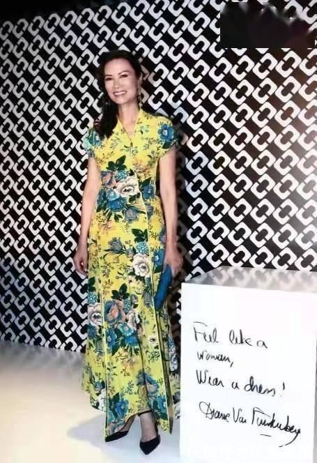 穿搭 邓文迪这次穿搭太成功,浅粉大衣内搭碎花裙,显白显瘦哪像52岁