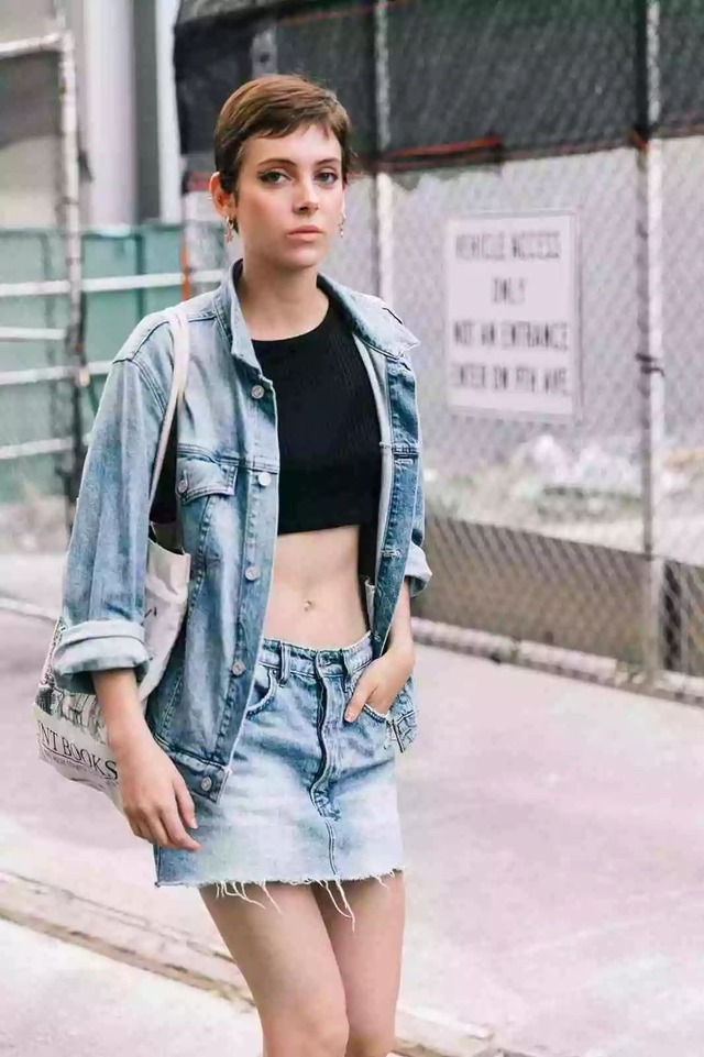 洞裤|健身达人张钧甯真会穿,牛仔外套配破洞裤休闲随性,身材真是绝了