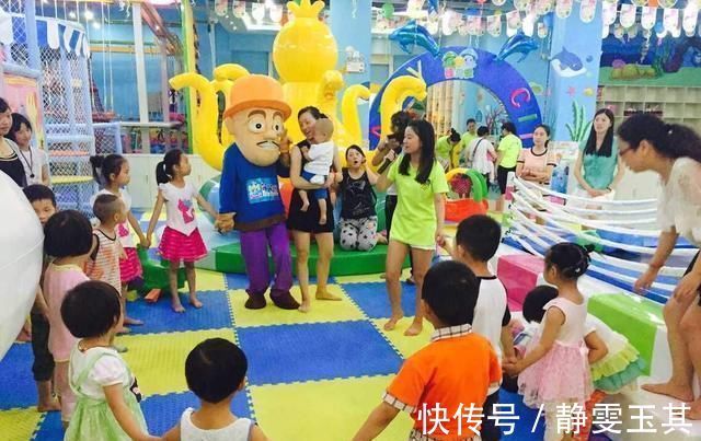 安危|俩孩子同时摔下滑梯,宝妈第一时间拉自己儿子,对方家长太自私