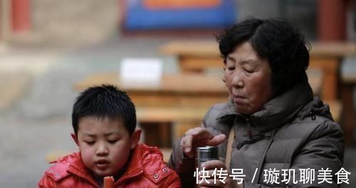 消费观|“不买就不走”,当孩子拿着玩具不放手时,奶奶的做法引路人点赞