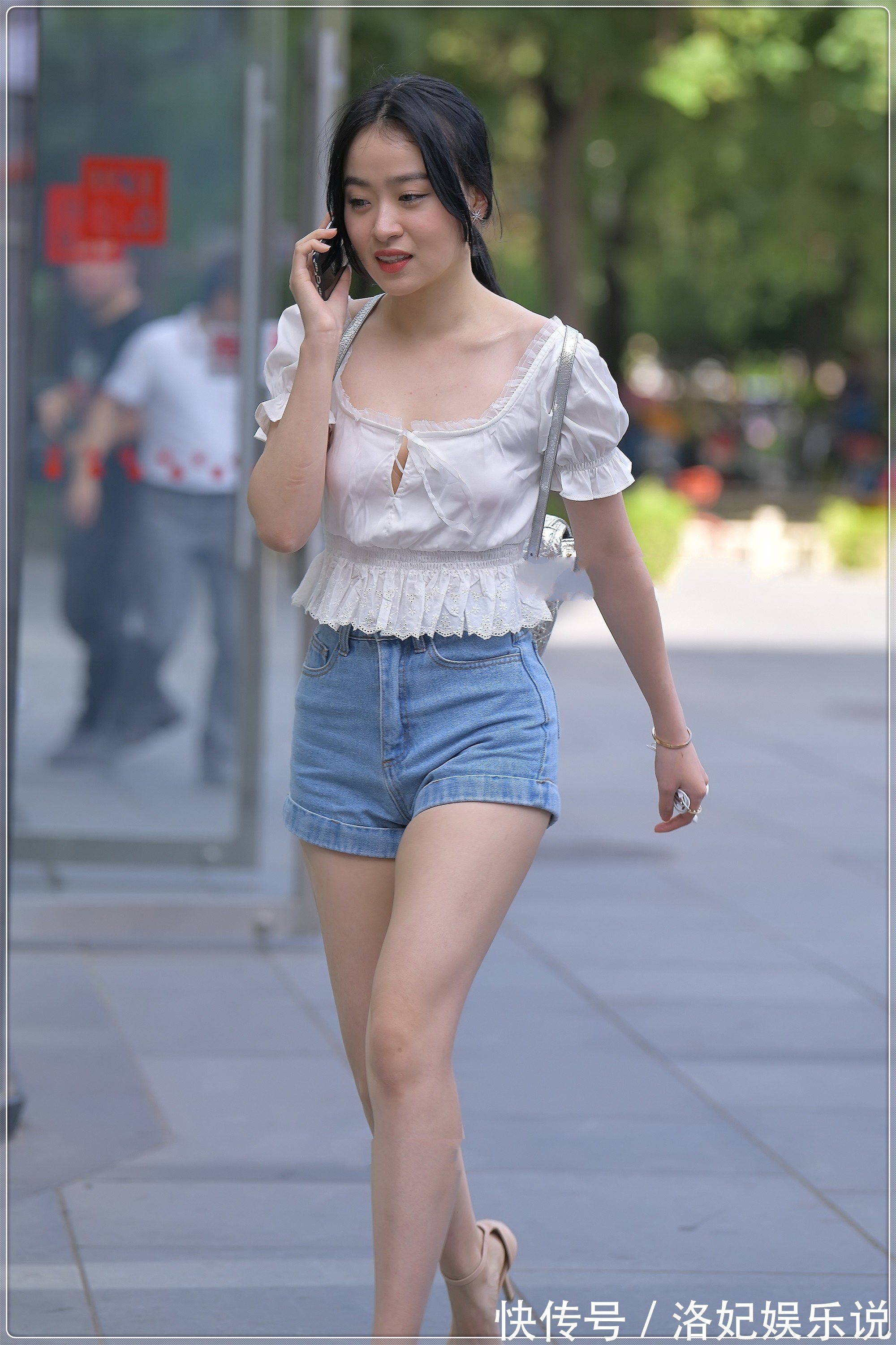 女孩们 白色蕾丝花边收腰衬衫搭配牛仔短裤,手感柔软,舒适透气