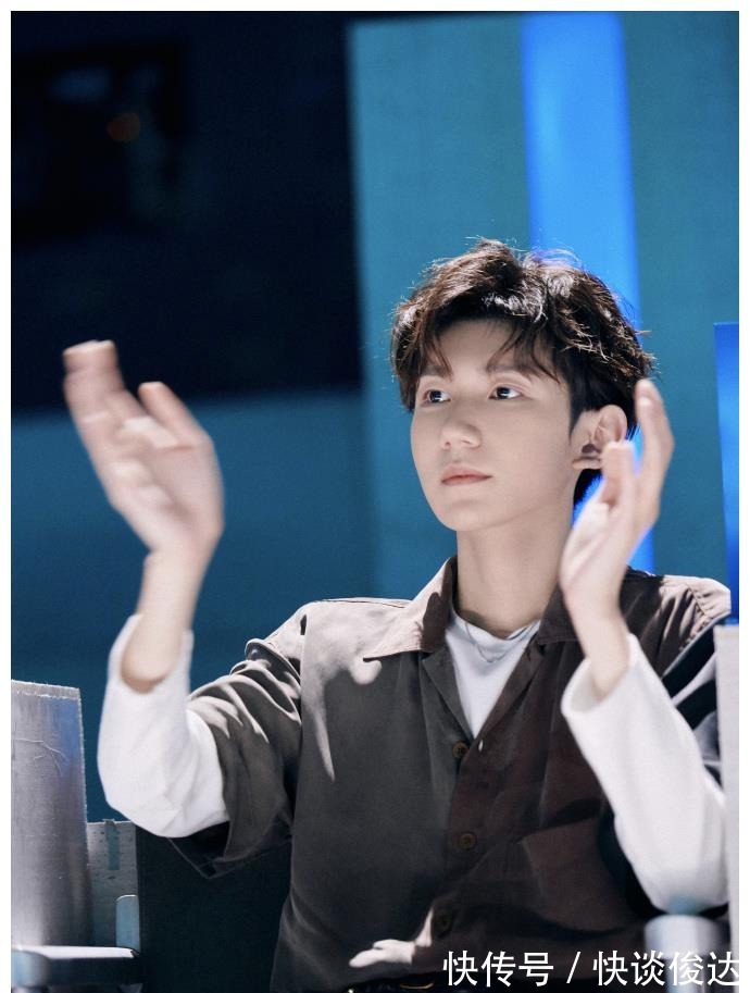 邓紫棋录节目时口红粘牙,王源暖心提醒,和王嘉尔转圈好欢乐