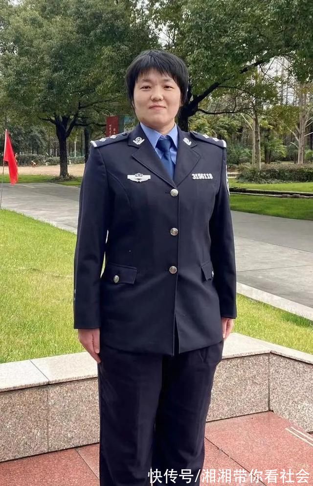 警长|前女足球员换装藏蓝警服，她们依然是铿锵玫瑰!