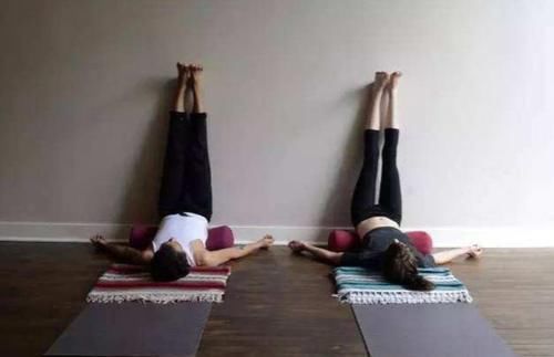 水肿|女人睡前做靠墙抬腿,坚持一个月,会有什么改变?变化显而易见