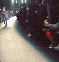 |搞笑GIF趣图:休想碰我男朋友!妹子你这也太快了吧!