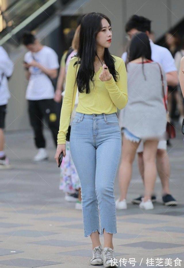 小姐姐 黄色针织上衣搭配八分牛仔裤,简约时尚,笑容迷人