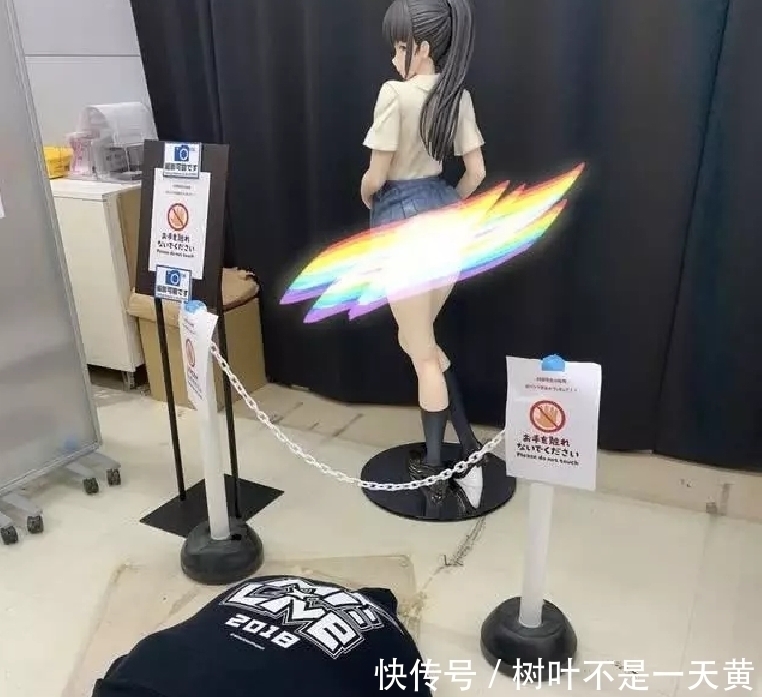 手办|宅男公众场所向手办下跪,得知真实原因,网友:不能原谅