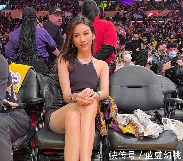 蕾哈娜|还记得坐在詹姆斯旁边爆红的美女吗脱下口罩更美，颜值身材完美！