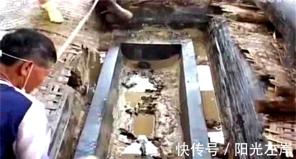 舍利@盗墓者进入墓穴,发现22个陪葬女,骨骼中都有绿色晶体,是舍利?