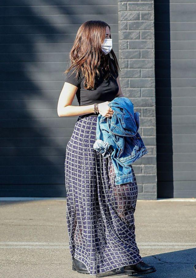  尽显|安娜德阿玛斯穿黑T恤搭格纹群尽显浪漫洒脱气质, 身段超迷人