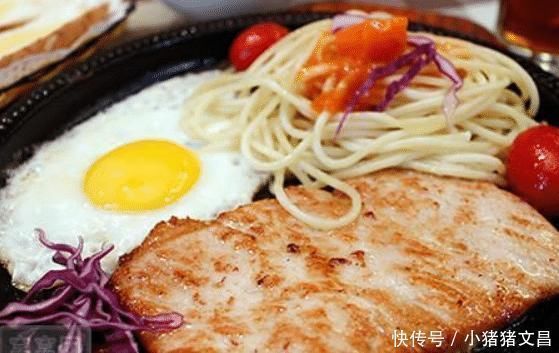 吃牛排时,盘子里有个煎蛋,不懂的人直接吃掉,服务员见了乐开花