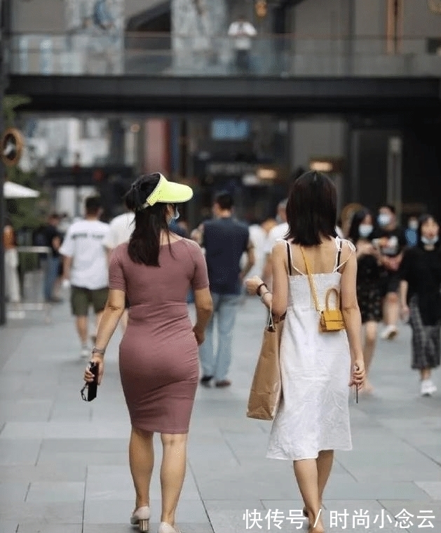 女性 藕粉色包臀连衣裙，粗跟高跟鞋，尽显女性气质