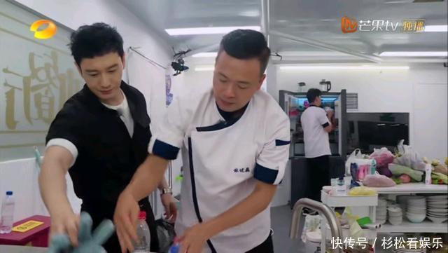 《中餐厅》这伙员工不好带，两个人脚不沾地，一个人干得少睡得早