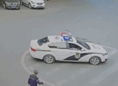 |幽默笑话：发现女同事喊老板爸爸，准备追求她，然后就被开除了