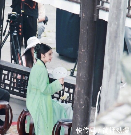 萌探|Angelababy加盟《萌探》,青蛇造型曝光,手拿团扇美得让人心动