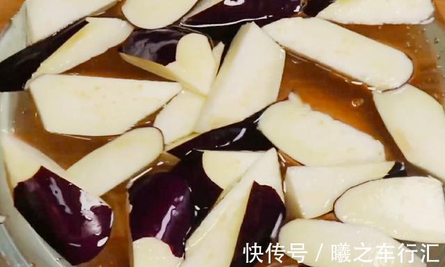 茄子|炒茄子,茄子先下锅炒就不错了!教你个新做法,茄子不吸油不发黑