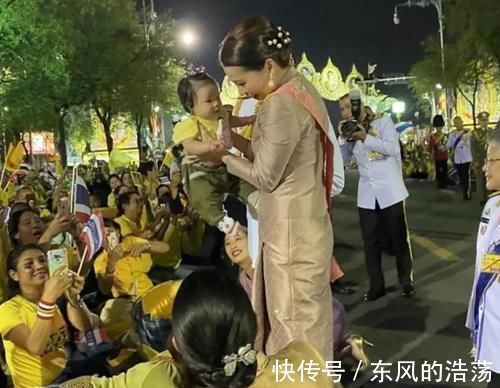 42歲蘇提達(dá)是好母親將小女孩高高舉起,擔(dān)心被奢華腰封劃傷