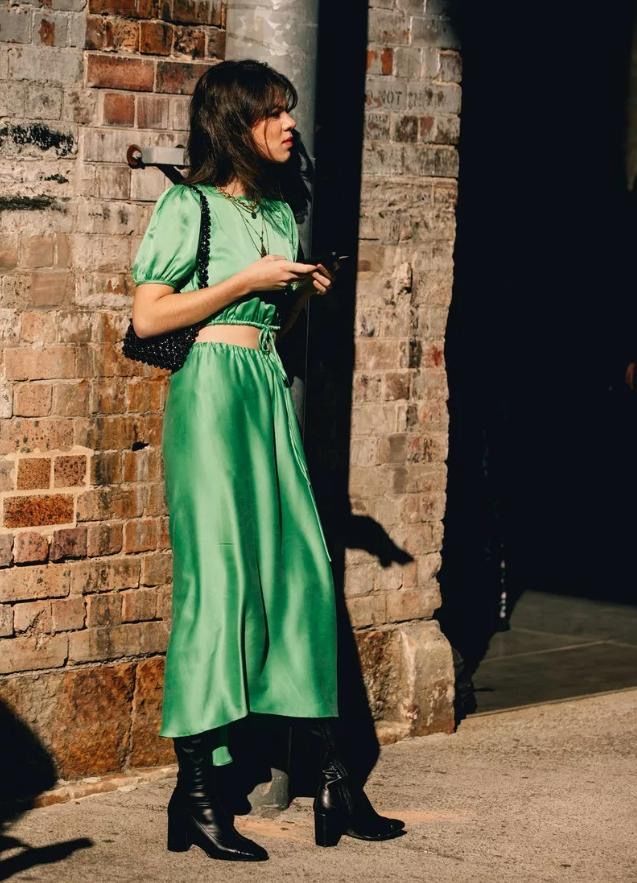 黄黑皮女生穿衣“颜色”很重要，学会这些搭配技巧，显白显气质