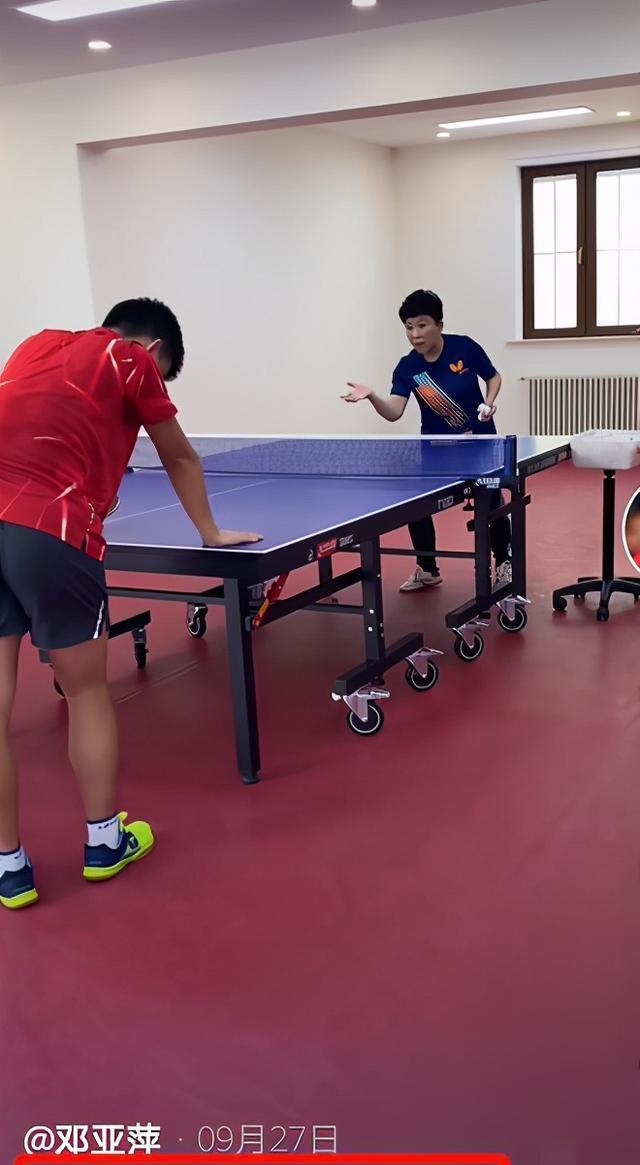 食欲|47岁邓亚萍食欲太好,晚餐啃猪蹄、鸡爪,饭碗如“盆”一般大!