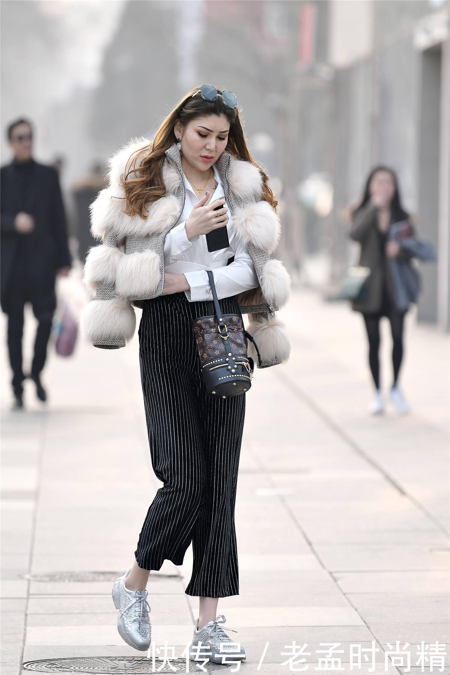 气质|街拍七分的竖条阔腿裤,披着皮草外套,显瘦还显气质