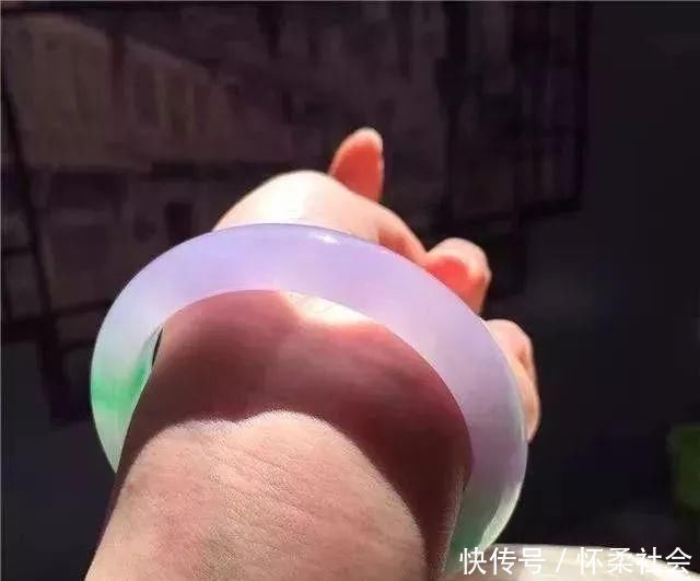 赌石|疯狂赌石,20万入手的木那翡翠原石,一刀切涨近千万