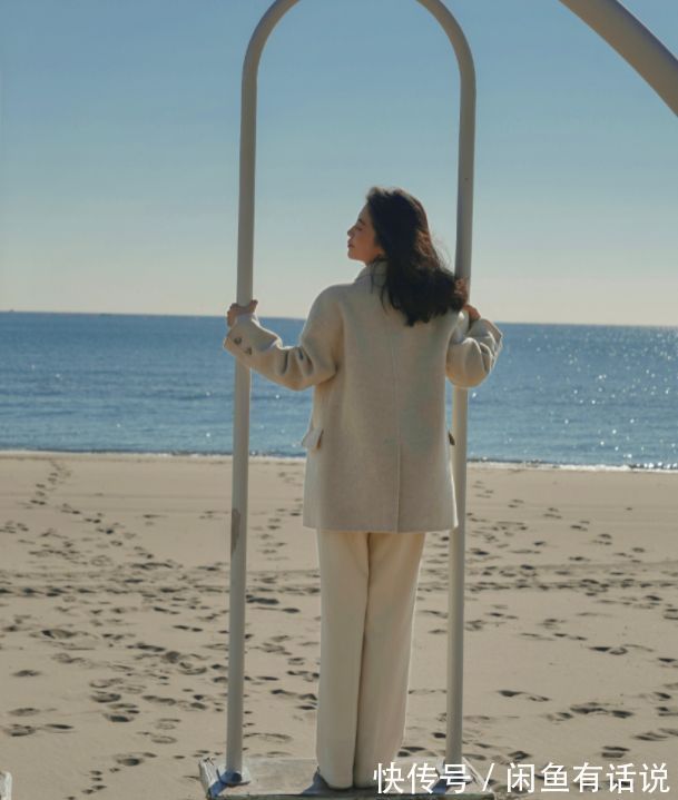 小白裤|三木母女带火了“白裤子”,时髦又上档次,搭配羽绒服大衣都好看