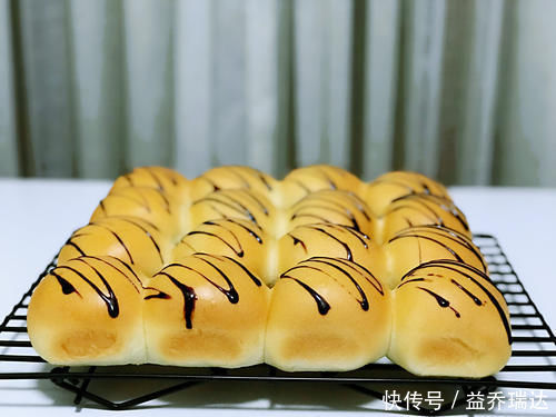 最近超火的面包做法,只需一次发酵,面包蓬松暄软,放3天也不硬