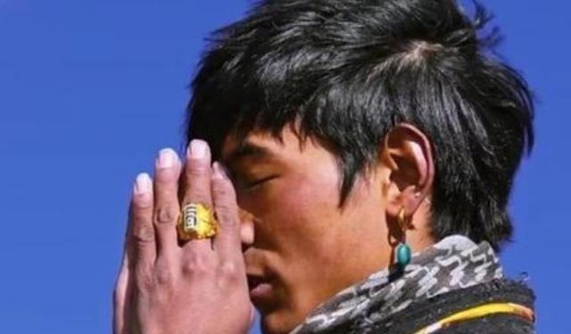 丁真所在國企拒絕他參加選秀和綜藝，他的爆紅是偶像文化的反噬