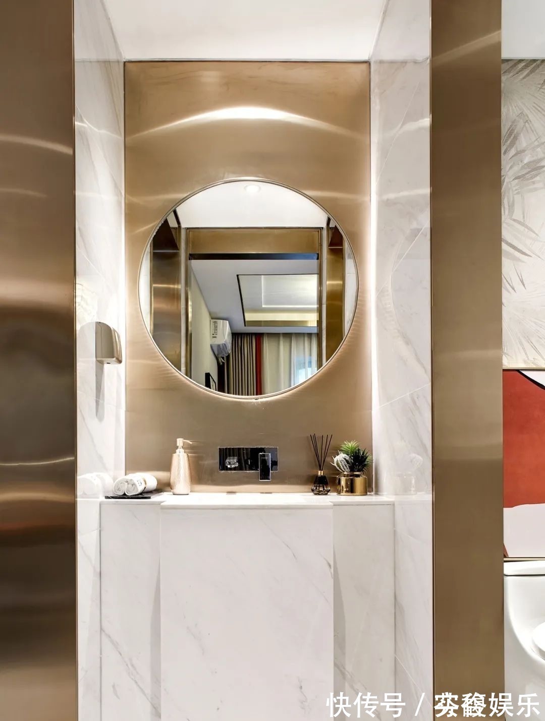 端庄|130㎡现代轻奢,大理石与金属质感,加上橙色的软装,华丽高档