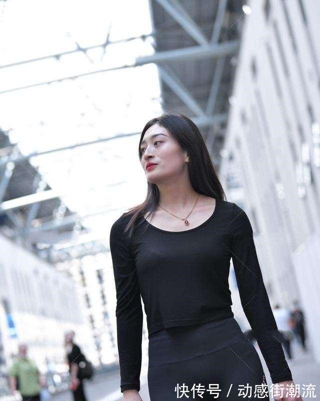 刺绣 打底裤深受时尚美女的喜爱,眼前一亮的打扮美不胜收,简约大气
