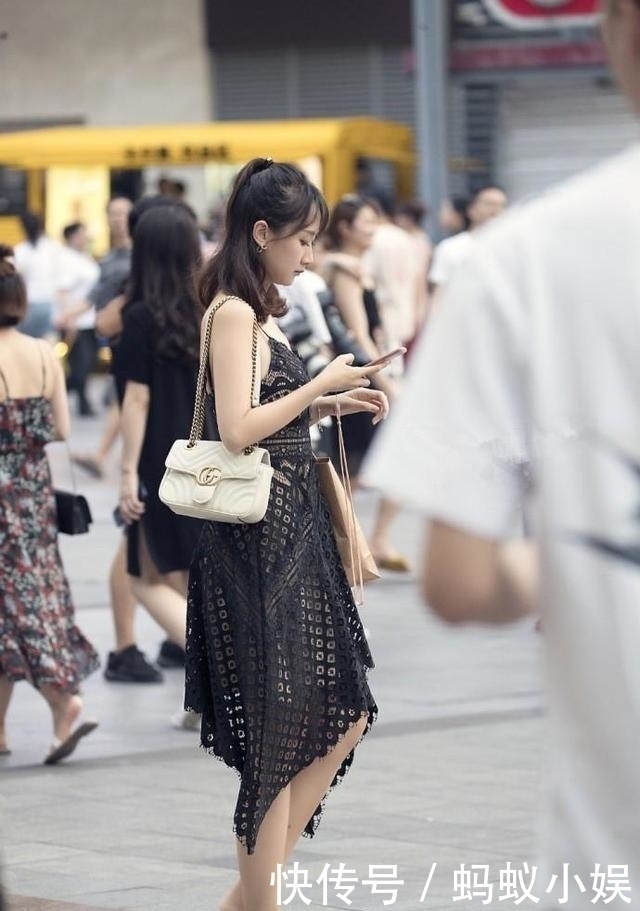 气质|路人街拍,羞涩可人的小姐姐,走路自带气质,凸显女神的魅力