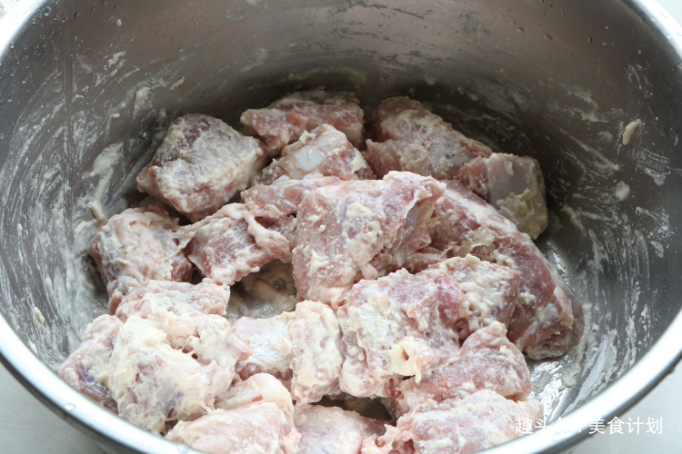 懒人吃法|天热排骨别再炖了,教你懒人吃法,不加油不加水,出锅瞬间就吃光