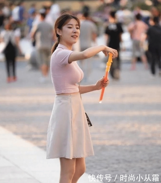 上衣 粉色上衣搭配白色短款裙,优雅唯美,尽显仙女般的气息