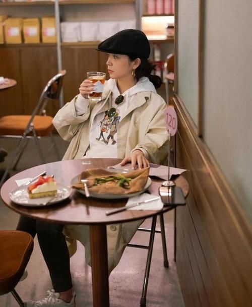 “长风衣＋卫衣”，才是春天正确打开方式，三木都这样穿