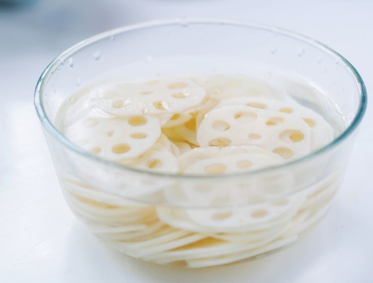 莲藕别再炖汤，这才是最好吃做法，又香又脆还入味，比吃肉还香！