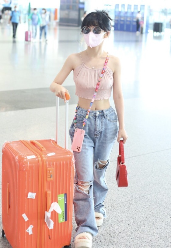 赖美云|赖美云身材比例出众,穿短款吊带搭配牛仔裤,细腰长腿抢眼又抢镜