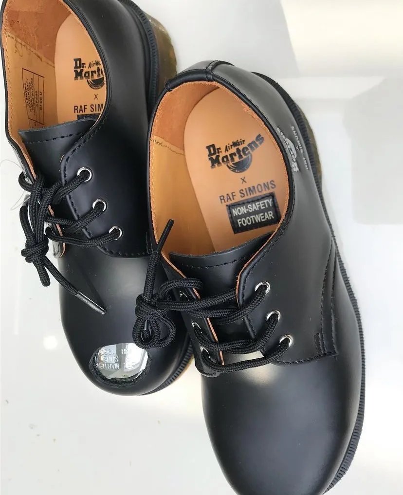 r疯狂联名的 Dr.martens，复古鞋靴流行化后的穿搭为何这么讨喜？