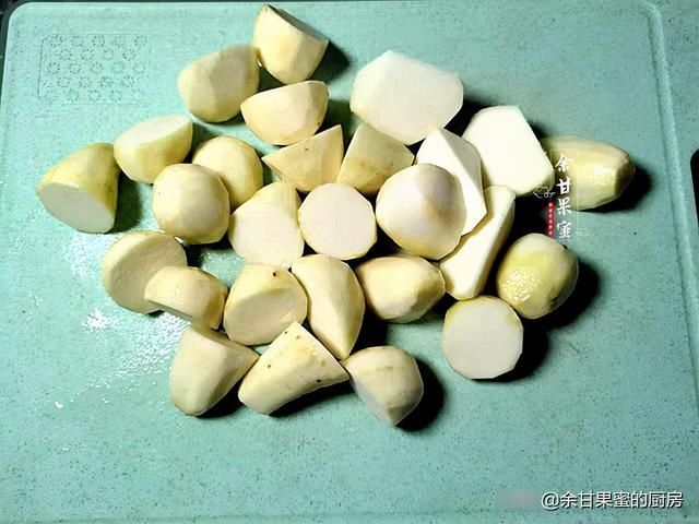 芋头|入秋后多吃这碱性食物，煎一煎加鸡腿同烧，鲜香软糯吃不腻