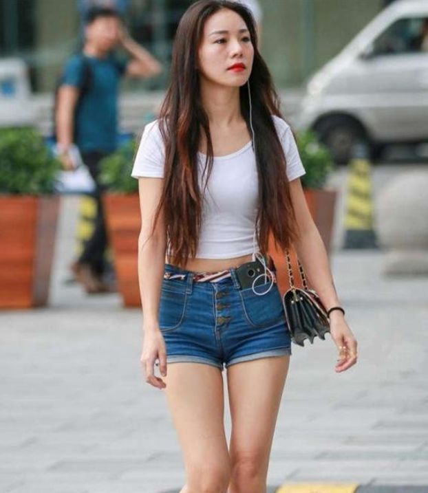 街拍:拍到一个穿一身黑色的小姐姐,神秘而又有气场!