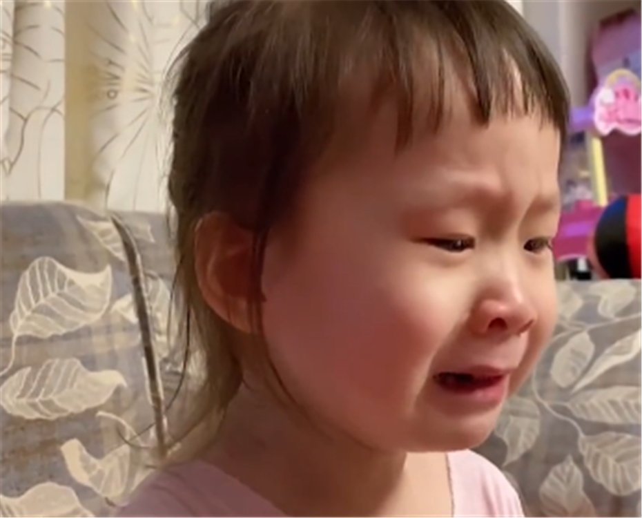 手机|小棉袄摔坏爸爸手机,爸爸索赔后哭诉没钱,委屈巴巴的样子好可爱