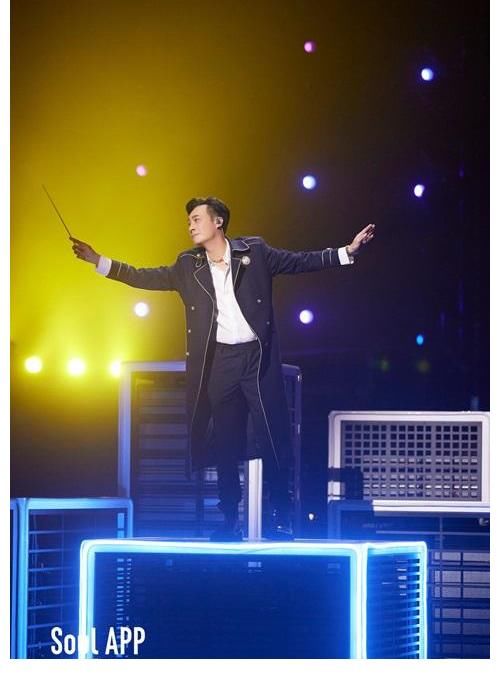 《追光吧！》二公舞臺致敬人民子弟兵 追光者體驗準(zhǔn)軍事化訓(xùn)練展男兒血性