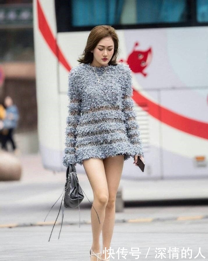 毛衣|街拍:长款毛衣搭配细高跟的小姐姐,玩起了光腿行动,霸气又性感