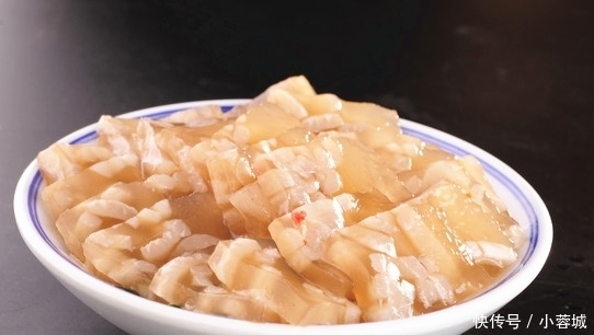 做猪皮冻时，猪皮焯水后就煮是大错特错！多加1步，猪皮清澈透亮