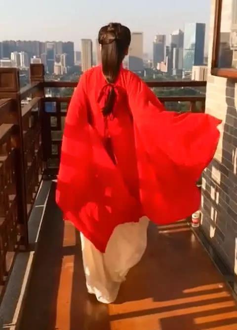 汉服|小姐姐红色汉服走红,背影潇洒却被鞋抢镜了,网友:谁给你的灵感