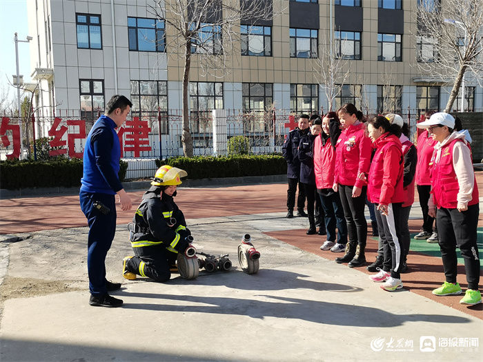 东营区女志愿者走进消防大队化身“消防员”  度过别样“妇女节”