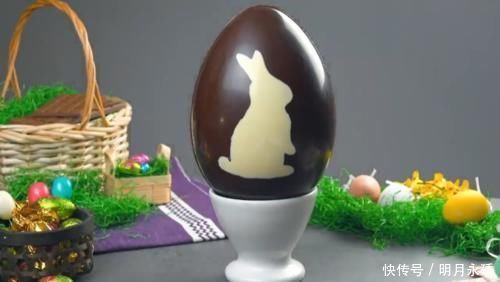 烘烤学徒自制“奇趣蛋”美食,勺子敲开后,看着让人直流口水