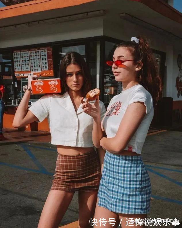 碎花裙 T恤下面最好不要穿裤子,今年流行这样穿,时髦显高很适合小个子