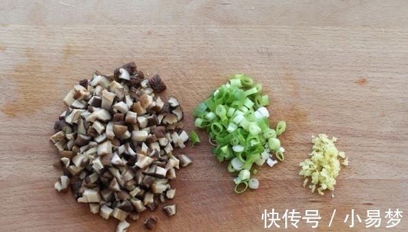 香菇|酱拌面不会调酱？3种食材炒一炒，放上2丝更清香